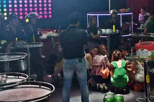 Nữ tiếp viên ngừng nhảy nhót khi cán bộ vào kiểm tra quán bar