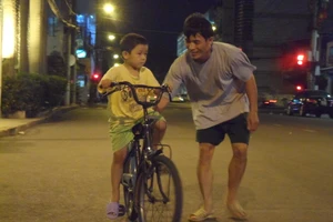Bố, chiếc xe đạp, vết sẹo và khoảng trời thơ ấu