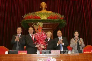 Đại biểu chúc mừng ông Nguyễn Phú Trọng tái đắc cử chức Tổng Bí thư