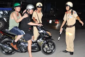 CSGT được trưng dụng điện thoại: Ý bạn thế nào?