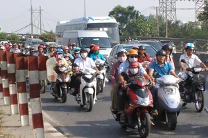 Ùn ùn về quê sáng mùng một Tết