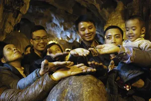 Đua nhau hứng 'nước thánh' ở động Hương Tích
