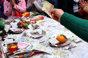 Tiền lẻ rải khắp nơi ở đền chùa Hà Nội