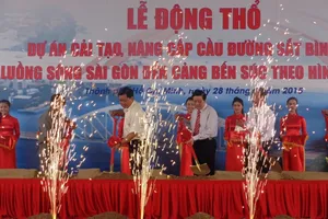 Cầu đường sắt Bình Lợi mới nằm 'im ru' sau một năm động thổ