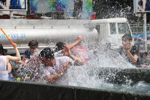 Bạn trẻ Sài Gòn 'đập tan' cái nóng tại lễ hội té nước