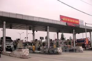 Trạm thu phí ùn tắc trên 1 km thì phải tạm dừng thu tiền, mở cổng
