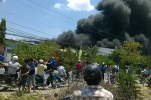 Cháy lớn tại xưởng bao bì, khói đen bốc lên cuồn cuộn