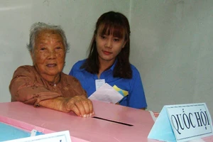 Cụ bà 107 tuổi đến tận điểm bầu cử để bỏ phiếu 