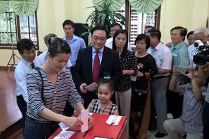 Bí thư Hà Nội Hoàng Trung Hải xếp hàng chờ bỏ phiếu