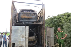 Xe đầu kéo bốc cháy, 2 ô tô con bị thiêu rụi hoàn toàn
