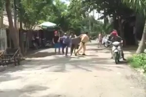 Ba thanh niên nhậu xỉn vây đánh cảnh sát giao thông