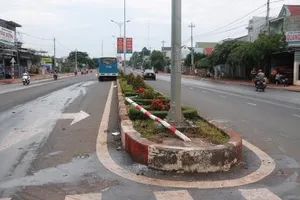 Tránh xe máy, xe buýt leo dải phân cách, hành khách la hét hoảng loạn