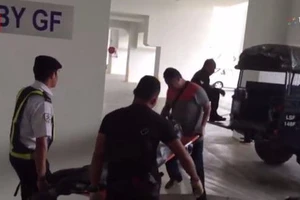 Người mẹ trẻ ôm con trai 3 tuổi nhảy từ tầng 32 để tự tử