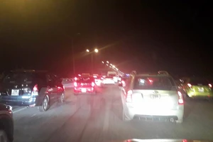Hàng chục ngàn ôtô ùn tắc trên cao tốc Pháp Vân-Cầu Giẽ