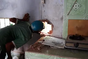 4 nhà dân đột nhiên bị lủng tường, vỡ kính sau tiếng nổ