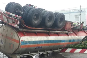 Xe chở dầu lật ngửa sau va chạm, dầu DO tràn ra đường