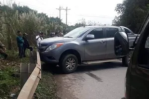 Truy bắt 2 người bỏ chạy, để lại xe bán tải và 9 bao ma túy