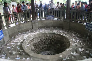 Đi dự hội ném tiền cầu xin: Phạt nặng!