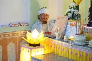 Trao tiền bạn đọc hỗ trợ cho gia đình em Đô