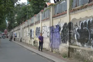 Phát khiếp với vỉa hè bị bôi bẩn