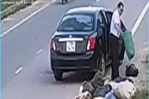 Lái xe hơi đi vứt rác trộm bị phạt 3 triệu đồng