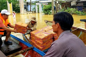 Pháp Luật TP.HCM trao tiếp 200 phần quà cho đồng bào vùng bão