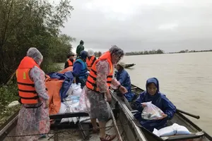 Báo Pháp Luật TP.HCM trao quà cho vùng lũ Hải Lăng, Quảng Trị