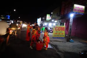 Đừng lạm dụng trẻ em và múa lân để xin tiền!