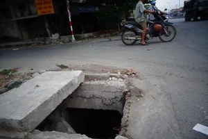 Hố đầu hẻm mất nắp nguy hiểm