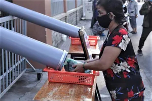 ‘ATM lướt ống’ đưa cơm hộp, khoai lang… đến tay người nghèo