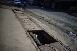 Người dân phường Bình Hưng Hòa A nhận hỗ trợ trong mùa dịch. Ảnh: N.H.