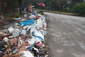 Hà Nội: Rác bủa vây Công viên Hoà Bình