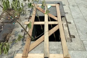 Một trong những hố ga trên đường Tố Hữu (phường Thủ Thiêm, TP Thủ Đức, TP.HCM) bị mất nắp đậy. Ảnh: THIÊN THẢO