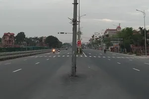 Cần sơn phản quang cột đèn này để người đi đường có thể quan sát nhận biết được vật cản từ xa