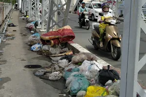 Những cây cầu đầy rác