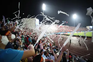 Hậu quả từ những 'cơn mưa giấy vệ sinh' để lại trên SVĐ khiến công nhân vệ sinh thêm phần vất vả. Ảnh: ANH ĐỒNG