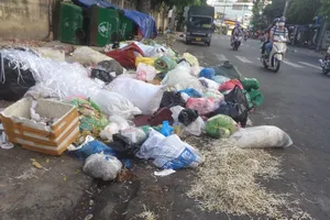 Bao giờ xóa sạch bãi rác giữa đường?