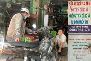 Lạ đời người đàn ông sửa xe xuyên đêm, không tiền cũng vá