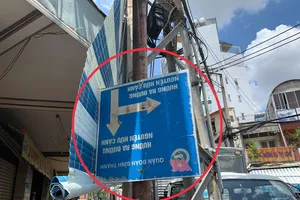 TP.HCM: Nhiều biển báo giao thông hỏng, người đi đường vất vả 