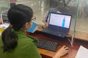 Công an quận Gò Vấp, TP.HCM đang thu nhận thông tin làm CCCD cho học sinh trên địa bàn. Ảnh: HỮU ĐĂNG