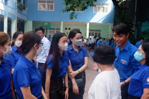 Sinh viên Lào và Campuchia xúc động khi ăn cơm cùng gia đình người Việt Nam