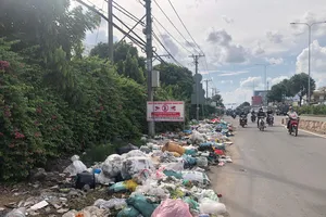 Những bãi rác 'khủng' ngang nhiên nằm giữa phố