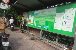 Nhường nhà chờ xe buýt cho... xe máy leo vỉa hè