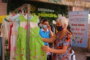 Người dân hào hứng đi nhận quà ngày hội “Nghĩa tình quận 1”