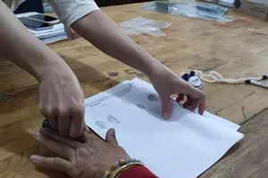 Người dân đến làm hợp đồng công chứng mua bán nhà, đất tại một văn phòng công chứng ở tỉnh Long An. Ảnh: Nguyễn Hiền