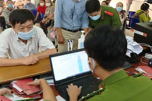 Người dân đang được Công an quận Gò Vấp, TP.HCM hướng dẫn cấp CCCD. Ảnh: NGUYỄN TÂN 