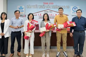 Lễ trao giải Bài viết xuất sắc tháng 9 và tháng 10 của cuộc thi “Tổ ấm tôi mơ”. Ảnh: HUỲNH THƠ