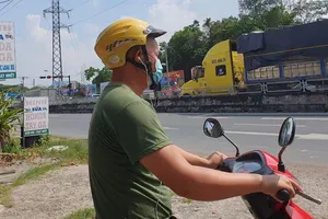 Đeo tai nghe khi chạy xe, bị phạt ra sao?