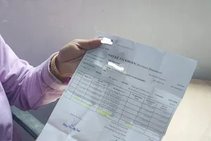 Chị Phan Thị Quế Hương phản ánh vụ việc chuyển nhầm tiền với PV. Ảnh: NGUYỄN HIỀN 