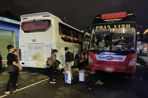 Xe khách 42 chỗ nhồi nhét 57 người về quê ăn Tết